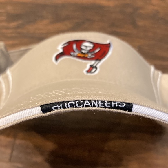 Buccaneers visor - Picture 3 of 6